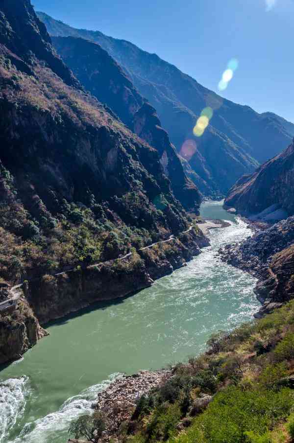 云南隔江相望的两个虎跳峡景区